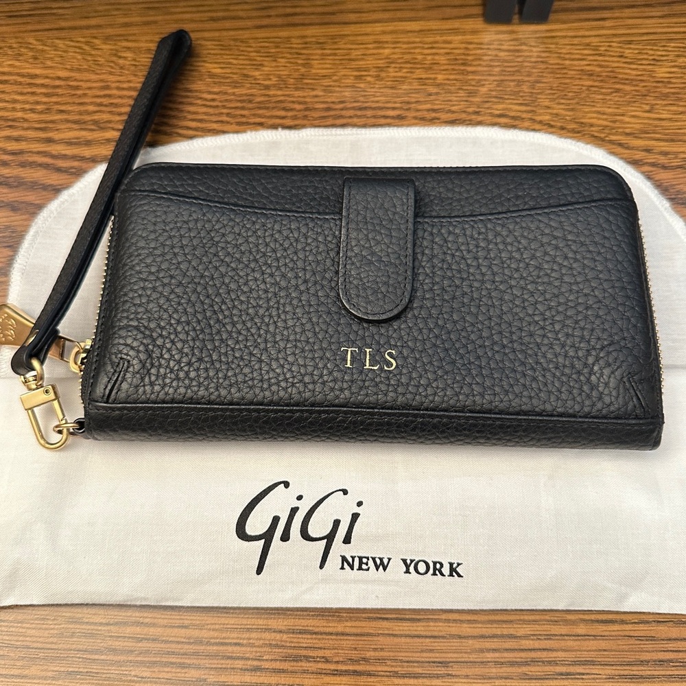 Gigi New York City Phone Wallet in Black Pebble Grain Leather